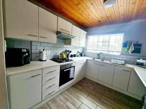 Fridge, microwave, stovetop, electric kettle - Wild Paradise Flat in Port Elizabeth (Theescombe)