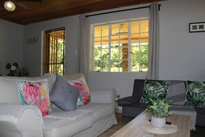 Smart TV, fireplace - Wild Paradise Flat in Port Elizabeth (Theescombe)