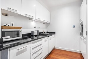 Refrigerador, microondas, horno y lavavajillas