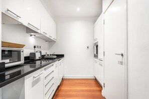 Fridge, microwave, oven, dishwasher - 2 Bed 2 Bath Pentonville Road Angel - Pass the Keys (London)