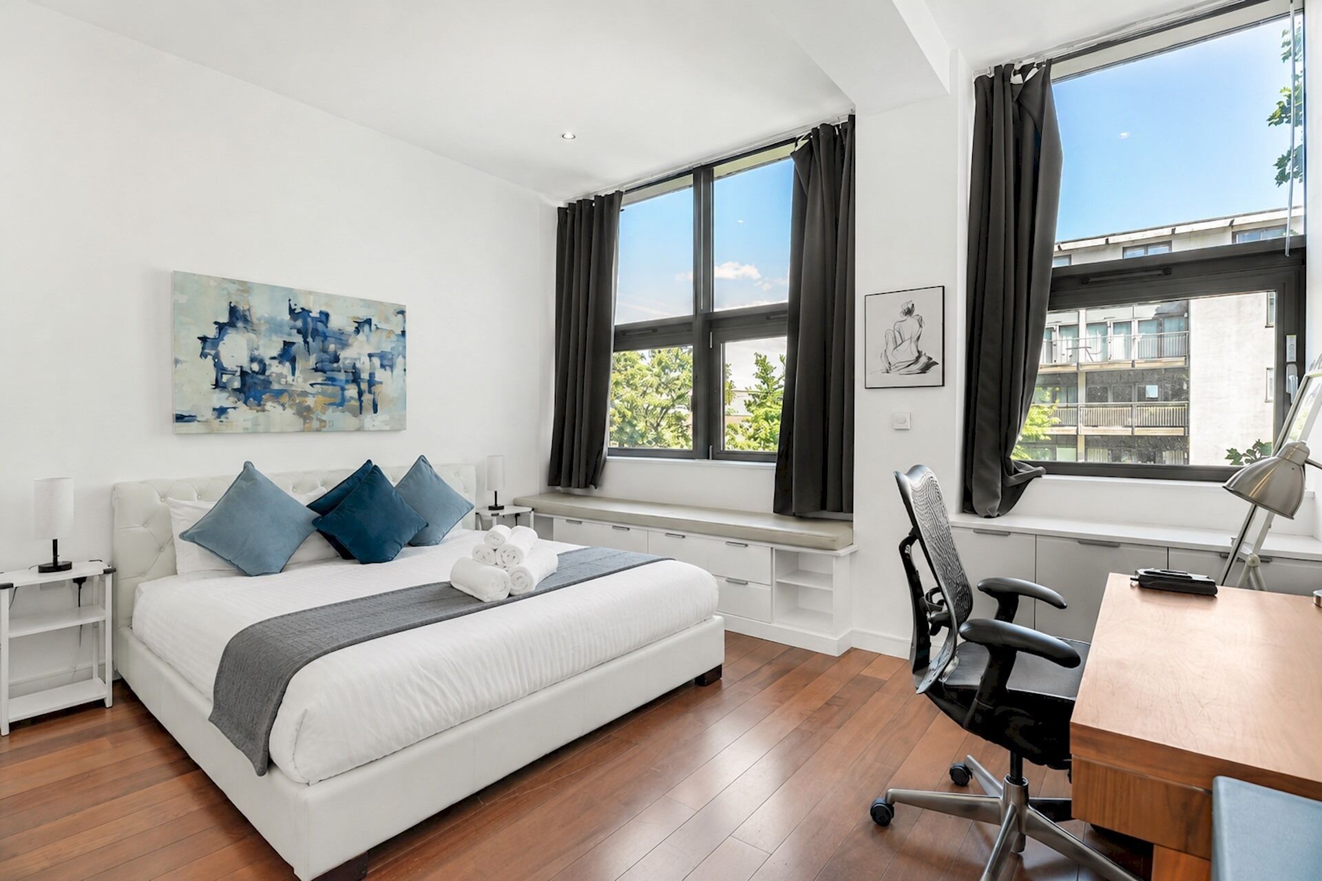 2 habitaciones, escritorio y tabla de planchar con plancha 