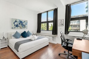 2 habitaciones, escritorio y tabla de planchar con plancha