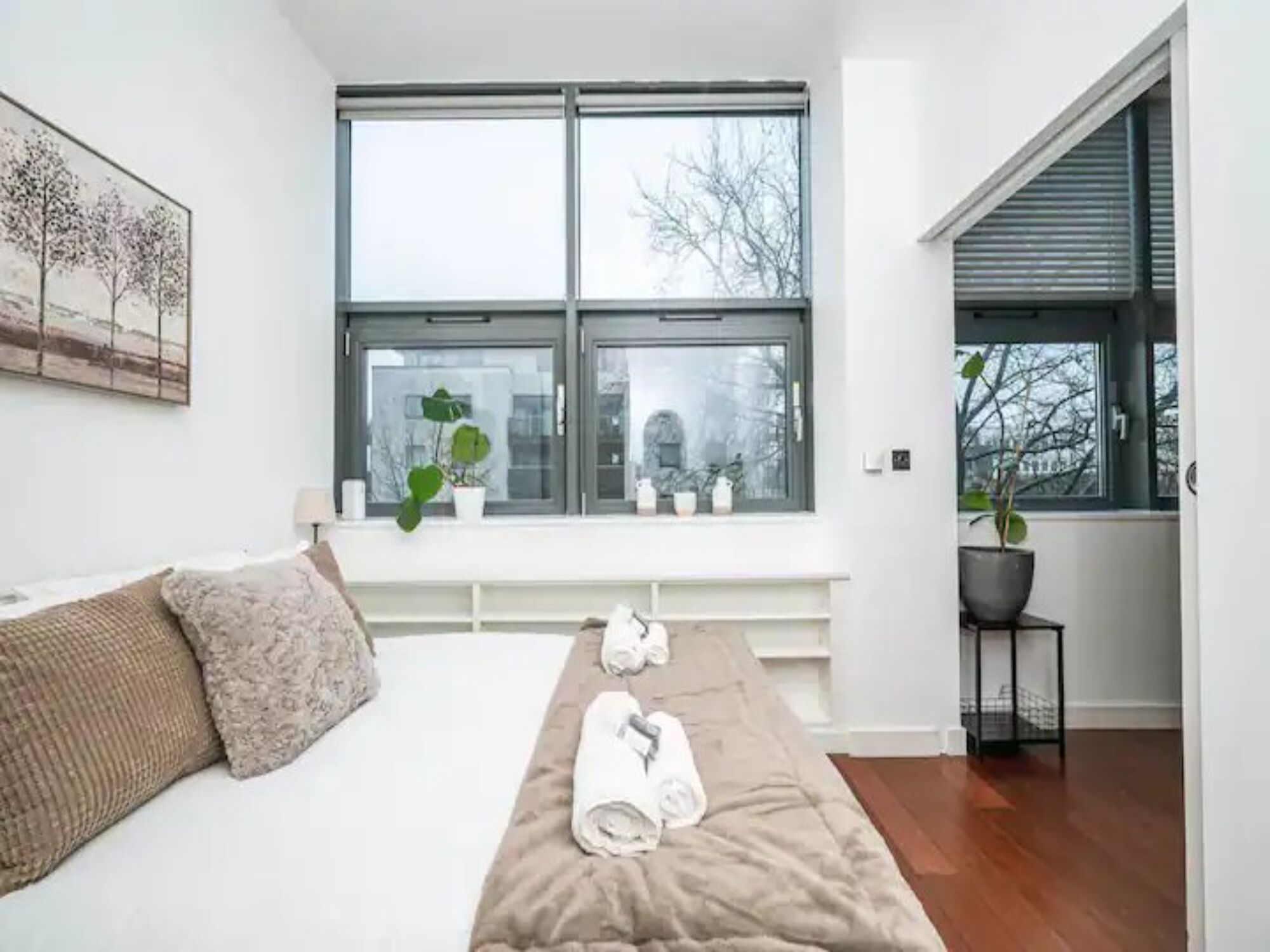 2 bedrooms, desk, iron/ironing board, travel crib