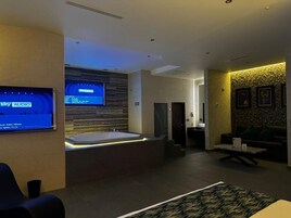 Suite Deluxe, bañera de hidromasaje | Espacio para trabajar con un portátil, wifi gratis, ropa de cama