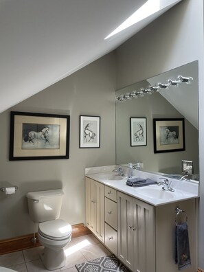 Douche, sèche-cheveux, serviettes fournies, savon