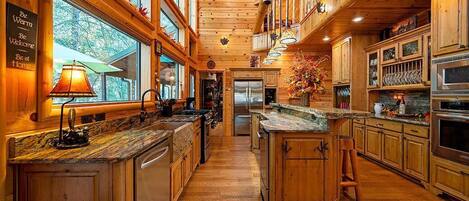 Een koelkast, een microgolfoven, een oven, een vaatwasser