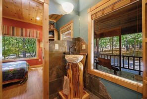 4 bedrooms, free WiFi, bed sheets