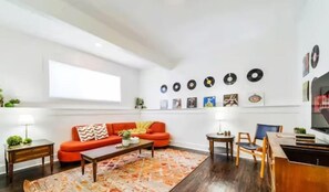 Smart TV - Retro Vibes - King Bed - Long Stays - Garage - Wi-Fi!
(Edmonton)