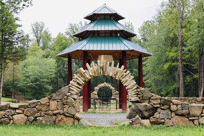 Property grounds - Treehouse at the Castle (Stanardsville)