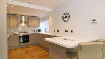 Cottage | Private kitchen | Dishwasher, electric kettle, toaster, cookware/dishes/utensils