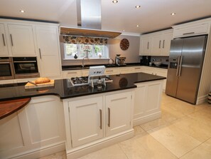 Fridge, dishwasher, electric kettle, toaster - Moor View (Glossop)