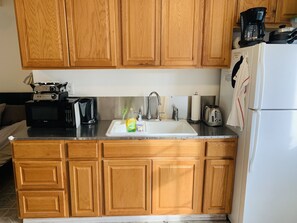 Private kitchen - Cozy Studio Poolside in Mid-City LA with AC & WiFi near METRO Stop -Los Angeles (Los Angeles)