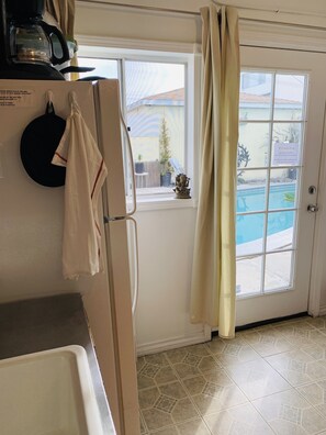 Interior - Cozy Studio Poolside in Mid-City LA with AC & WiFi near METRO Stop -Los Angeles (Los Angeles)
