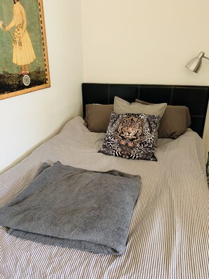 1 bedroom, iron/ironing board, WiFi, bed sheets - Cozy Studio Poolside in Mid-City LA with AC & WiFi near METRO Stop -Los Angeles (Los Angeles)