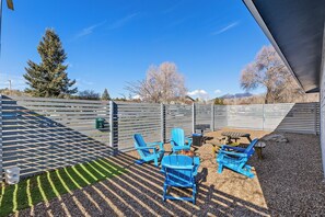 Terrace/patio - Flag Getaway Triplex - 6 Bedrooms, 4.5 Baths, Fenced Yard, AC, W/D, 3 Car Garage (Flagstaff)