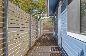 Property grounds - Flag Getaway Triplex - 6 Bedrooms, 4.5 Baths, Fenced Yard, AC, W/D, 3 Car Garage (Flagstaff)