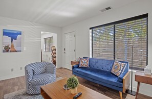 Smart TV, fireplace, books, music library - Flag Getaway Triplex - 6 Bedrooms, 4.5 Baths, Fenced Yard, AC, W/D, 3 Car Garage (Flagstaff)