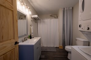 Regadera, secadora de cabello, toallas, jabón