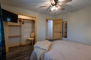 2 bedrooms, desk, iron/ironing board, travel crib