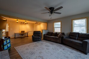 Smart TV, chimenea y libros