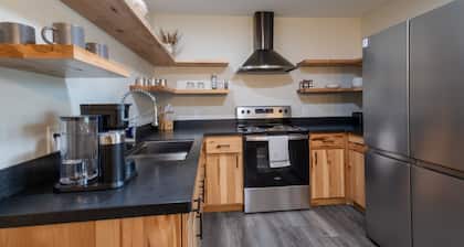 Quilter's retreat! 3 quilting spaces and 2 full bathrooms!