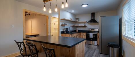 Kjøleskap, mikrobølgeovn, ovn og kokeplater