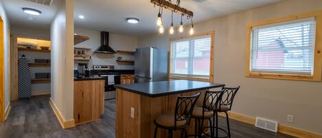 Jääkaappi, mikroaaltouuni, uuni, liesi