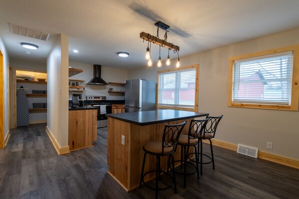 Refrigerador, microondas, horno y parrilla de estufa