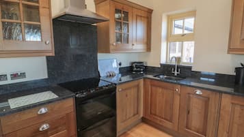 Cottage | Private kitchen | Electric kettle, toaster, cookware/dishes/utensils