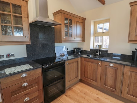 Cottage | Private kitchen | Electric kettle, toaster, cookware/dishes/utensils