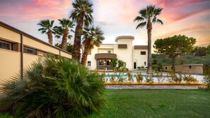 Indoor pool, outdoor pool - The GigaSuite - Infinity Pool & SPA | 20 Guests | Directly Managed by Owners (Taranto)