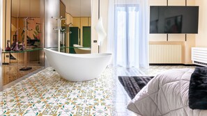 8 bedrooms, in-room safe, desk, iron/ironing board - The GigaSuite - Infinity Pool & SPA | 20 Guests | Directly Managed by Owners (Taranto)
