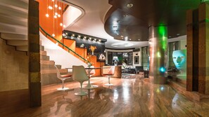 Un intérieur moderne avec un escalier à volutes, un coin bar et un espace salon aménagé.