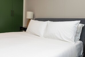 2 habitaciones, tabla de planchar con plancha, internet y ropa de cama