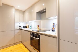 Refrigerador, horno, parrilla de estufa y lavavajillas 