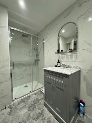 Shower, hair dryer - Elegant 1 BDR Gem Private Patio Fulham (London)