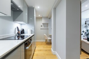 Réfrigérateur, four, plaque de cuisson, lave-vaisselle