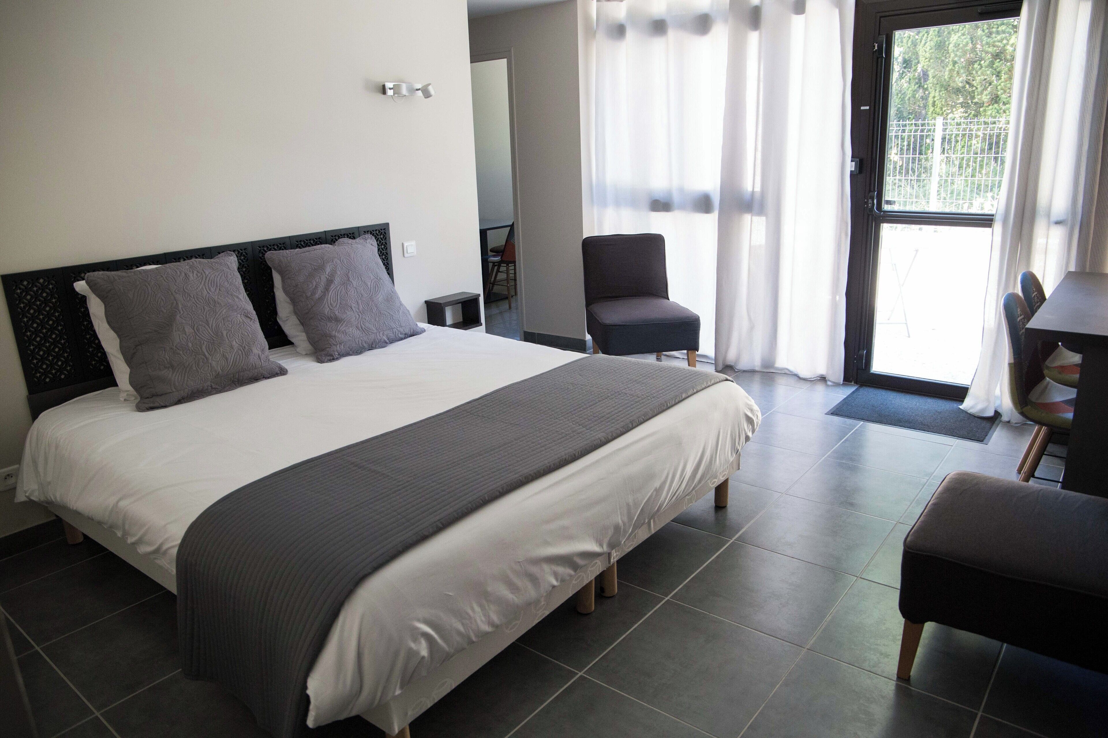 Bureau, chambres insonorisées, Wi-Fi gratuit, draps fournis