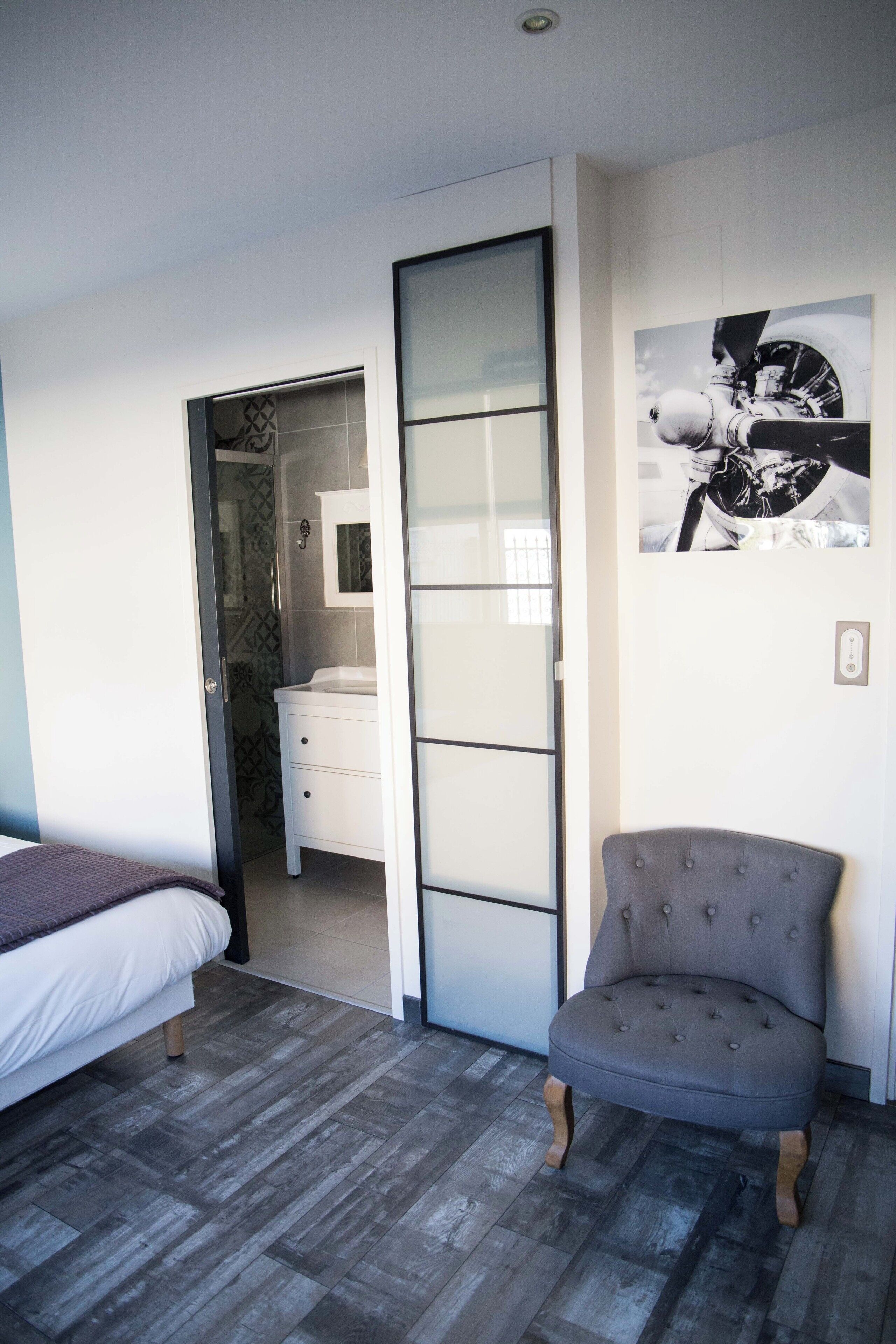 Een bureau, geluiddichte muren, gratis wifi, beddengoed