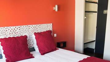 Desk, soundproofing, free WiFi, bed sheets