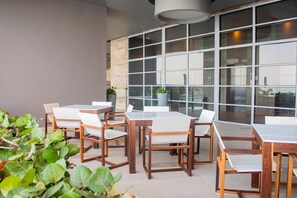 Outdoor dining - U-GO Morros City Frente al Mar (Cartagena)