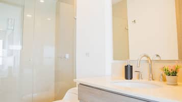 Apartment (CM02I) | Bathroom | Shower, hair dryer, towels, soap