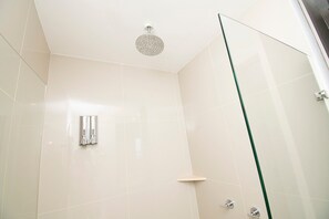 Apartment (CM01I) | Bathroom | Shower, hair dryer, towels, soap - U-GO Morros City Frente al Mar (Cartagena)