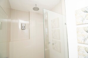 Apartment (CM01I) | Bathroom | Shower, hair dryer, towels, soap - U-GO Morros City Frente al Mar (Cartagena)