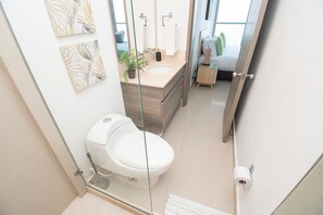 Apartment (CM01I) | Bathroom | Shower, hair dryer, towels, soap - U-GO Morros City Frente al Mar (Cartagena)