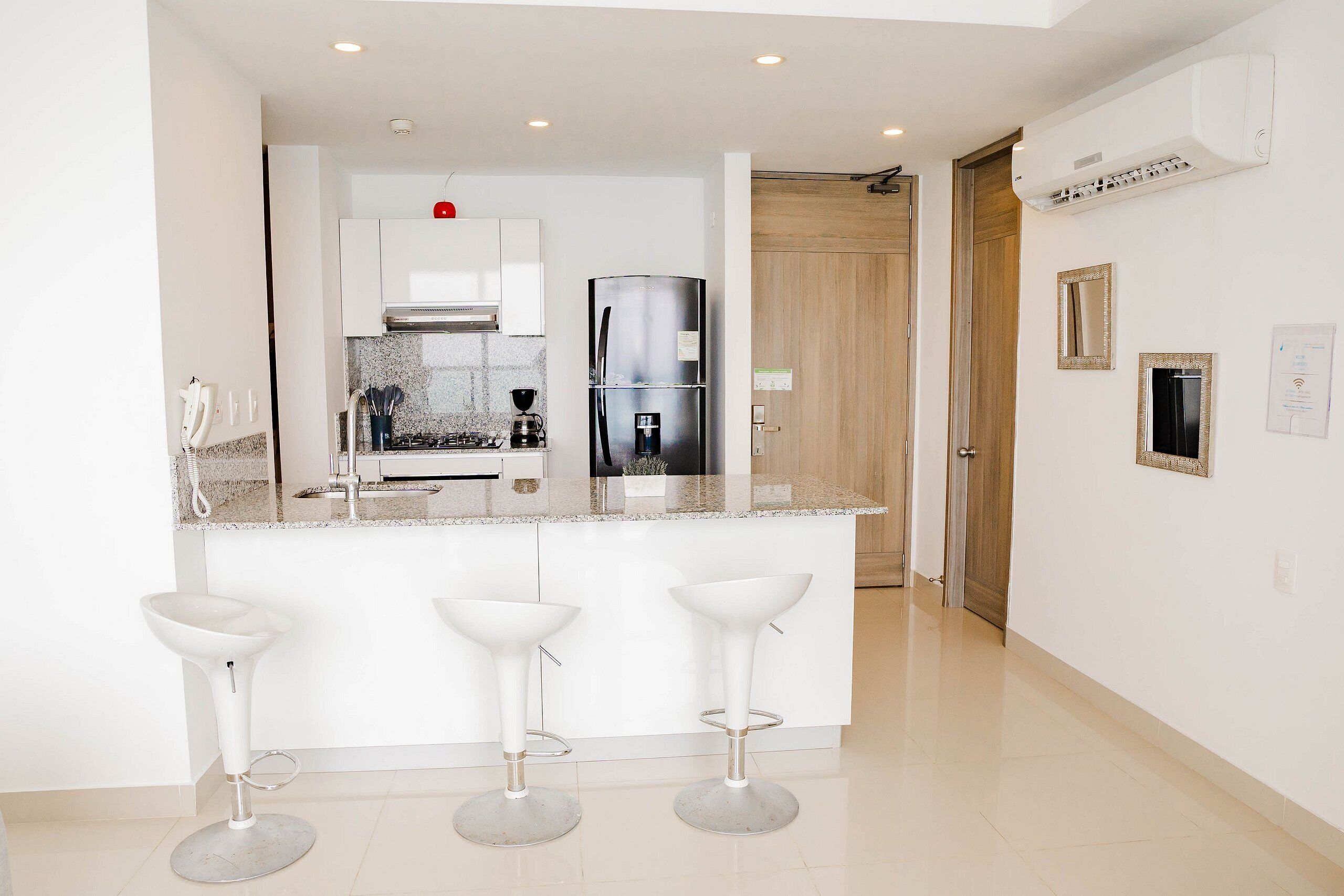 Apartamento (CM02I) | Cozinha privada | Geladeira grande, micro-ondas, fogão, cooktop