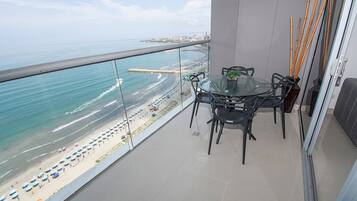 Basic Apartment | Outdoor dining