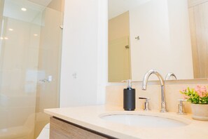 Apartment (CM02I) | Bathroom | Shower, hair dryer, towels, soap - U-GO Morros City Frente al Mar (Cartagena)