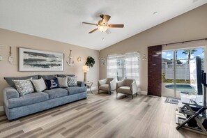 TV - 4 BD/ 2 BA/ Hampton Lakes (168 EA) (Davenport)