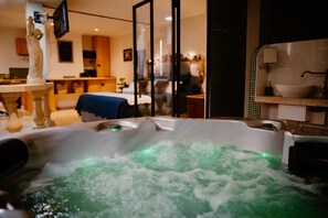 In-room safe, free WiFi, bed sheets - Suite de Diane Jacuzzi - Première conciergerie (Nîmes)